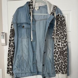 Stylish Denim Jacket with Leopard Print Sleeves